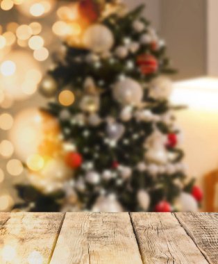 Boş ahşap yüzey ve odada bulanık Noel ağacı manzarası, yazı için yer. İç tasarım
