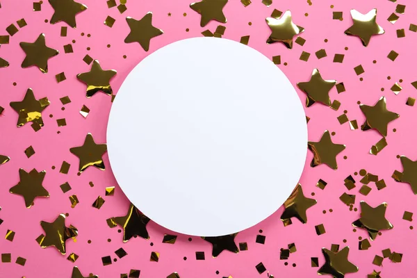 Tarjeta Blanco Confeti Dorado Brillante Sobre Fondo Rosa Puesta Plana —  Fotos de Stock