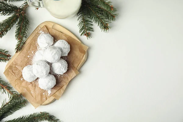 Galletas Bola Nieve Navidad Ramas Abeto Mesa Blanca Acostado Plano — Foto de Stock