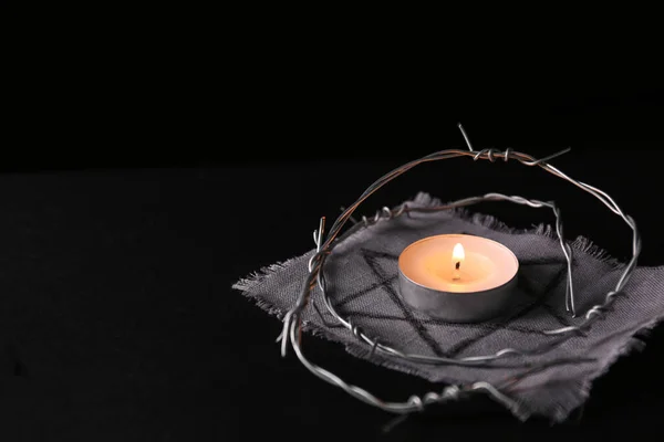 面料由大卫的明星 铁丝网和燃烧的蜡烛黑色背景 文字的空间 大屠杀纪念日 — 图库照片