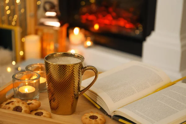 Kopp Kaffe Bok Och Kakor Träbricka Inomhus — Stockfoto