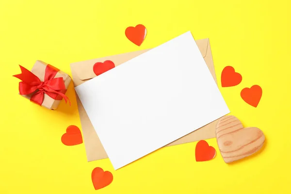 黄色の背景に空白のカードでフラットレイアウト組成 テキストのためのスペース バレンタインデーのお祝い — ストック写真