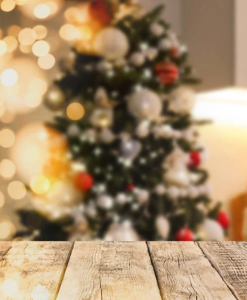 Boş ahşap yüzey ve odada bulanık Noel ağacı manzarası, yazı için yer. İç tasarım