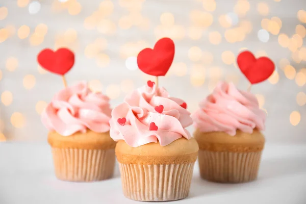 Smakliga Muffins För Alla Hjärtans Dag Vitt Bord Mot Suddiga — Stockfoto