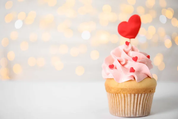 Smaklig Cupcake Vitt Bord Mot Suddiga Ljus Utrymme För Text — Stockfoto