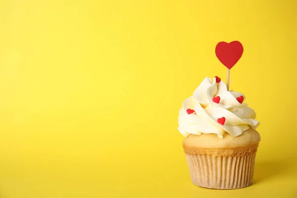 Sabroso Cupcake Sobre Fondo Amarillo Espacio Para Texto Celebración San — Foto de Stock