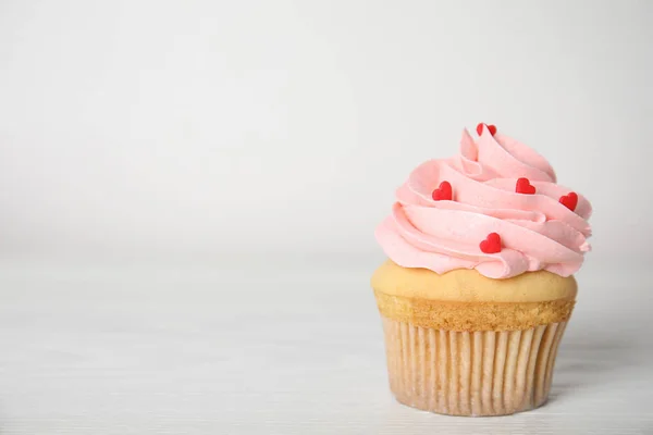 Lekkere Zoete Cupcake Witte Tafel Ruimte Voor Tekst Gelukkige Valentijnsdag — Stockfoto