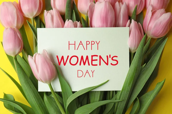 Mooie Roze Lente Tulpen Kaart Gele Achtergrond Bovenaanzicht Gelukkige Vrouwendag — Stockfoto