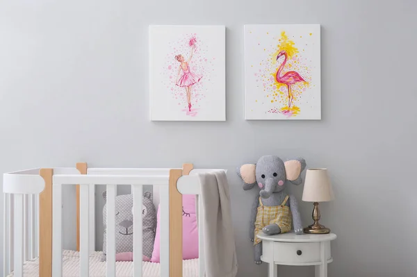 儿童房 有舒适的婴儿床和灰色墙壁上的图片 室内设计 — 图库照片