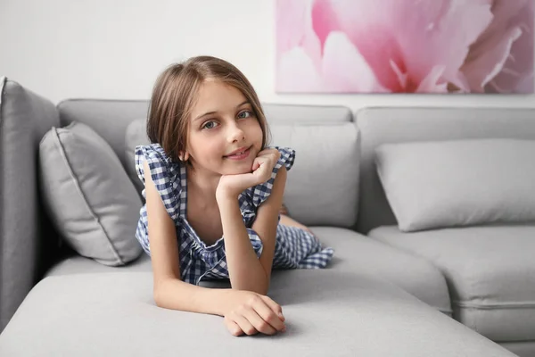 Menina Bonito Deitado Sofá Quarto — Fotografia de Stock