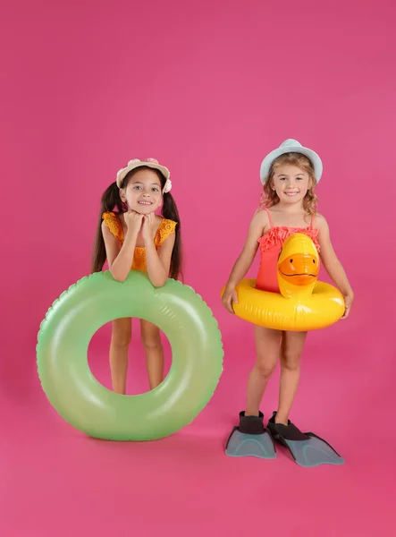 Lindos Niños Pequeños Ropa Playa Con Anillos Inflables Brillantes Sobre — Foto de Stock