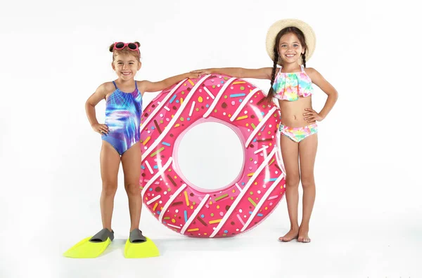 Carino Bambini Piccoli Beachwear Con Anello Gonfiabile Luminoso Sfondo Bianco — Foto Stock