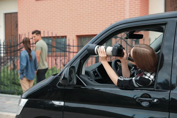 車のスパイカメラを持つ私立探偵 — ストック写真