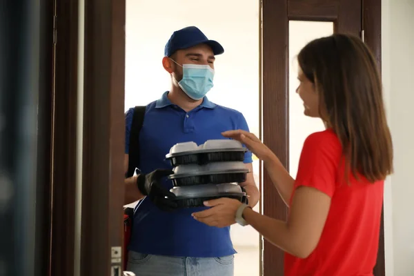 Correio Máscara Protetora Luvas Dando Ordem Mulher Entrada Serviço Entrega — Fotografia de Stock