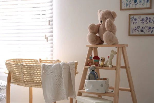 Escalera Decorativa Con Juguetes Diferentes Cosas Habitación Del Bebé Con — Foto de Stock