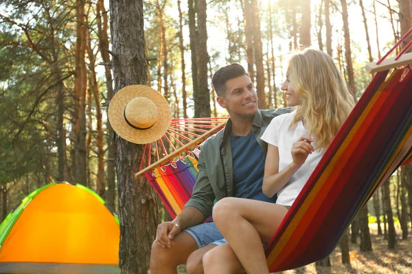 Pareja Descansando Hamaca Aire Libre Día Verano —  Fotos de Stock