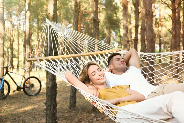 Glada Par Vilar Hängmatta Utomhus Sommardagen — Stockfoto