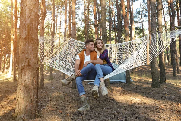 Glada Par Vilar Hängmatta Utomhus Sommardagen — Stockfoto