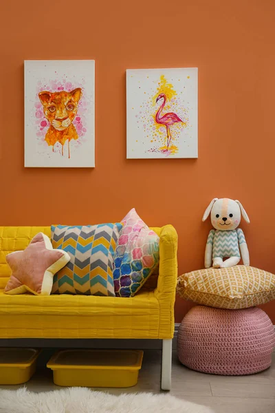 婴儿房室内漂亮的图片和舒适的沙发 — 图库照片
