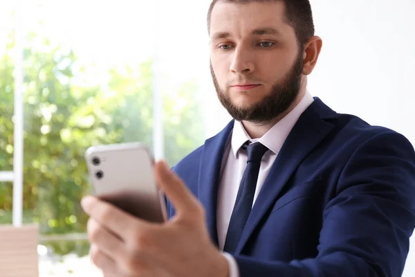 Homem Desbloqueando Smartphone Com Scanner Facial Dentro Casa Verificação Biométrica — Fotografia de Stock