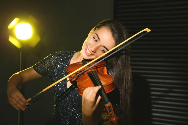 Mulher Bonita Tocando Violino Quarto Escuro — Fotografia de Stock
