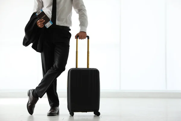 Homme De Voyage Avec Téléphone Portable Et Sac à Dos Image stock - Image du  découvrez, ville: 258981085