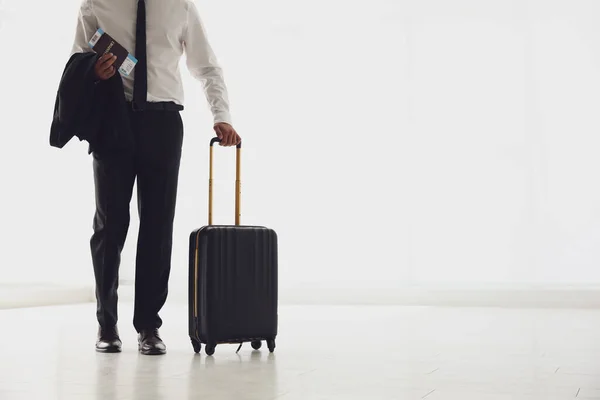 Hombre Negocios Con Maleta Viaje Negro Aeropuerto Espacio Para Texto — Foto de Stock