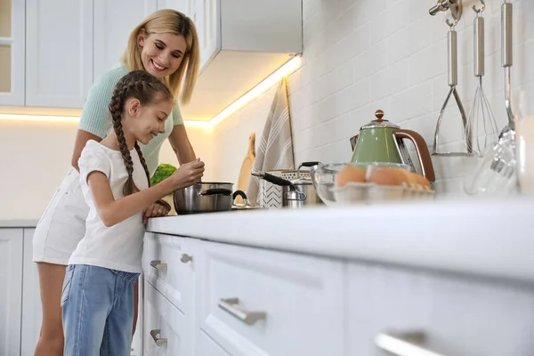Menina Com Sua Mãe Cozinhar Juntos Cozinha Moderna — Fotografia de Stock