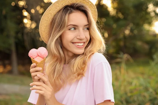 Mujer Joven Feliz Con Delicioso Helado Cono Gofre Aire Libre —  Fotos de Stock