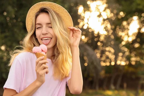 Mujer Joven Feliz Con Delicioso Helado Cono Gofre Aire Libre —  Fotos de Stock