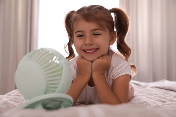 Маленькая Девочка Наслаждается Потоком Воздуха Переносного Вентилятора Кровати Комнате Летняя — стоковое фото