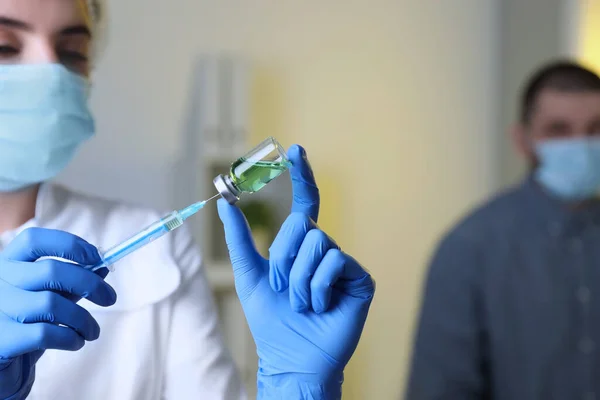 Läkaren Fyller Sprutan Med Medicin Kliniken Fokusera Händerna Vaccination Och — Stockfoto