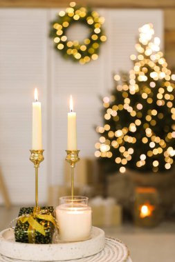 Mumları yakmak ve Noel hediye kutusunu içeride tepside taşımak.