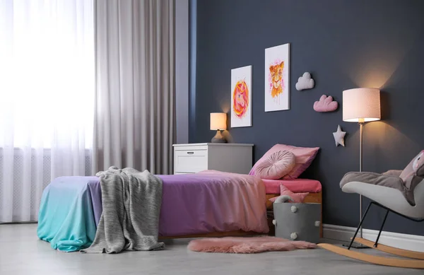 Bett Mit Schöner Bettwäsche Kinderzimmer Moderne Innenarchitektur — Stockfoto