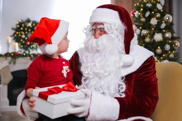 Santa Claus Dávat Dárek Pro Malého Chlapce Pokoji Zdobené Vánoce — Stock fotografie