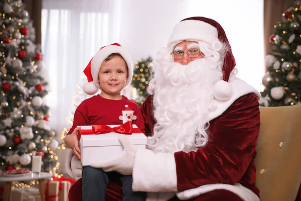 Santa Claus Dávat Dárek Pro Malého Chlapce Pokoji Zdobené Vánoce — Stock fotografie