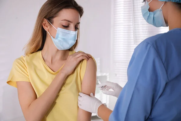 Doctor Vaccinating Young Woman Covid Clinic — Stock Photo, Image