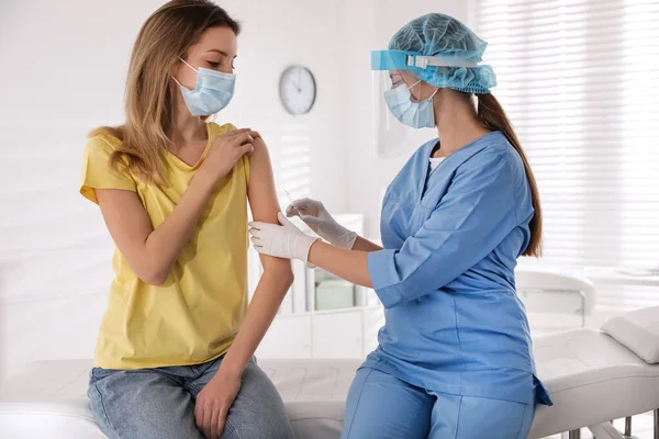 Medico Vaccinare Giovane Donna Contro Covid Clinica — Foto Stock