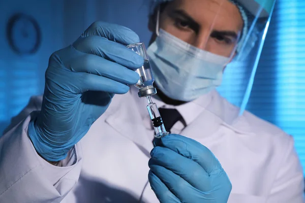 Lekarz Napełniający Strzykawkę Szczepionką Przeciw Wirusowi Covid Laboratorium Koncentracja Dłoniach — Zdjęcie stockowe