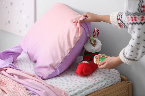 Vrouw Verstopt Zich Onder Kussen Kinderslaapkamer Close Sint Nicolaas Dag — Stockfoto