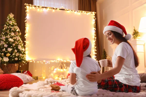 Matka Córka Oglądają Film Używając Projektora Domu Przytulna Atmosfera Świąteczna — Zdjęcie stockowe