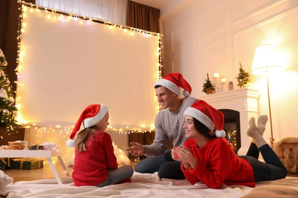 가족들은 비디오 프로젝터 스크린 근처에 있어요 크리스마스 — 스톡 사진