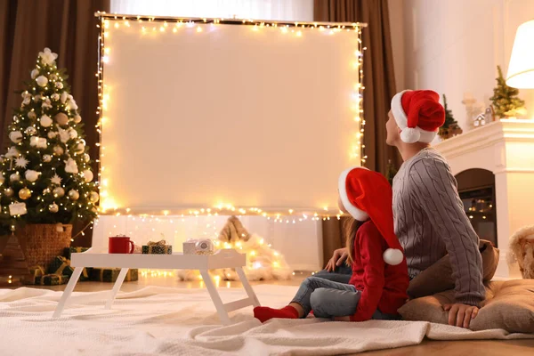 Ojciec Córka Oglądają Film Używając Projektora Domu Przytulna Atmosfera Świąteczna — Zdjęcie stockowe