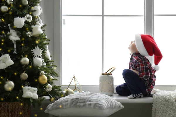 Petit Garçon Mignon Dans Chapeau Père Noël Sur Rebord Fenêtre — Photo