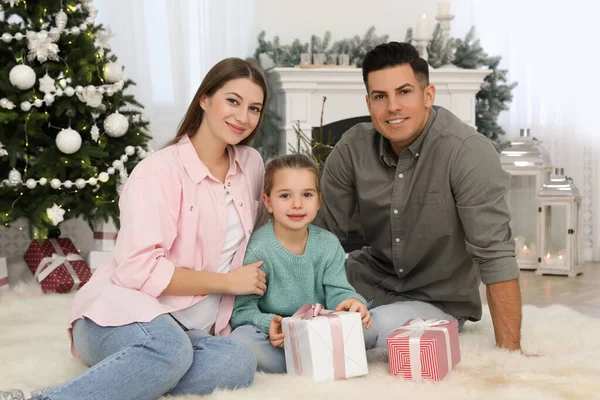 Mutlu Aile Noel Için Dekore Edilmiş Odada — Stok fotoğraf