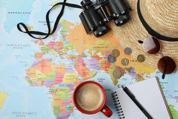 Composición Plana Con Diferentes Accesorios Viaje Mapa Del Mundo Planificación — Foto de Stock