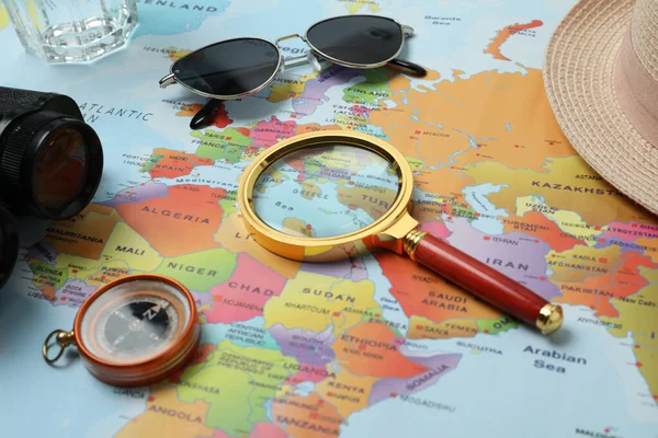 Diferentes Accesorios Viaje Mapa Del Mundo Primer Plano Planificación Viaje — Foto de Stock