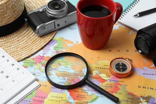 Diferentes Accesorios Viaje Mapa Del Mundo Primer Plano Planificación Viaje — Foto de Stock