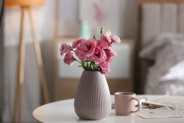 Vase Avec Belles Fleurs Eustomes Sur Table Dans Intérieur Chambre — Photo