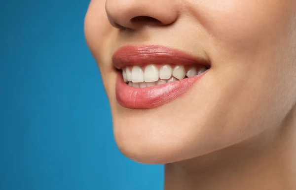 Kvinna Med Friska Tänder Och Vackert Leende Blå Bakgrund Närbild — Stockfoto